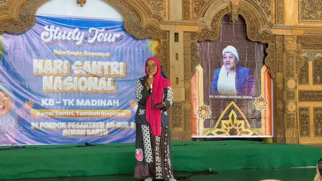 ANTUSIAS: Kepala KB-TK Madinah Malang Nayla Muchsinati S PSi menjelaskan manfaat dari silaturahmi ke Pesantren kepada siswa (21/10).