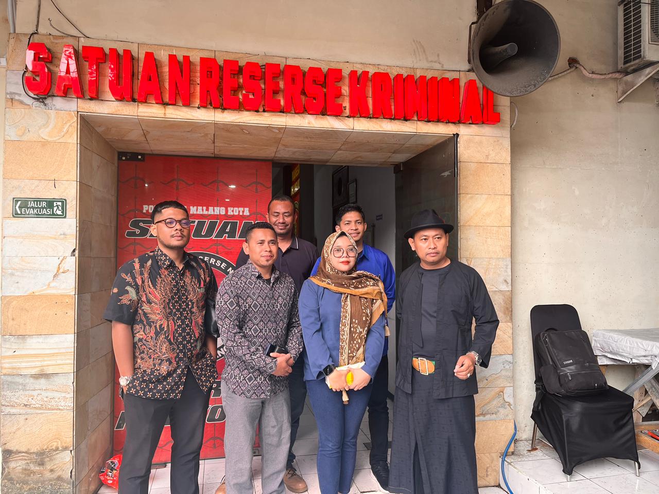 Sahara (dua daru kanan) mendatangi Mapolresta Malang Kota pada Kamis (23/10). (Nahdiatul Affandiah/Radar Malang)