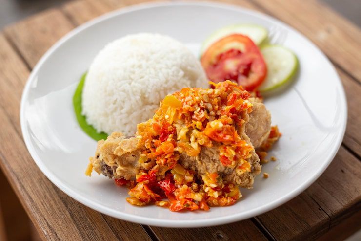 PEDAS LEZAT: Ayam geprek, makanan favorit mahasiswa.