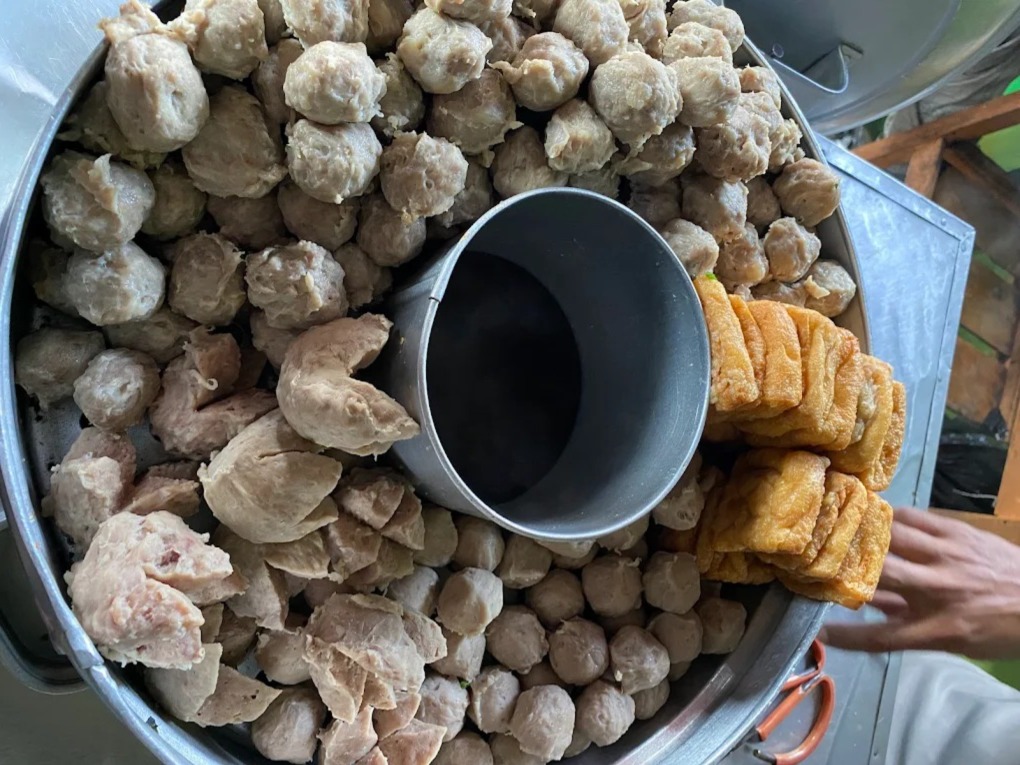 LANGGANAN WARGA: Bakso Kirun, salah satu tempat yang sering direkomendasikan untuk penggemar bakso di Malang.