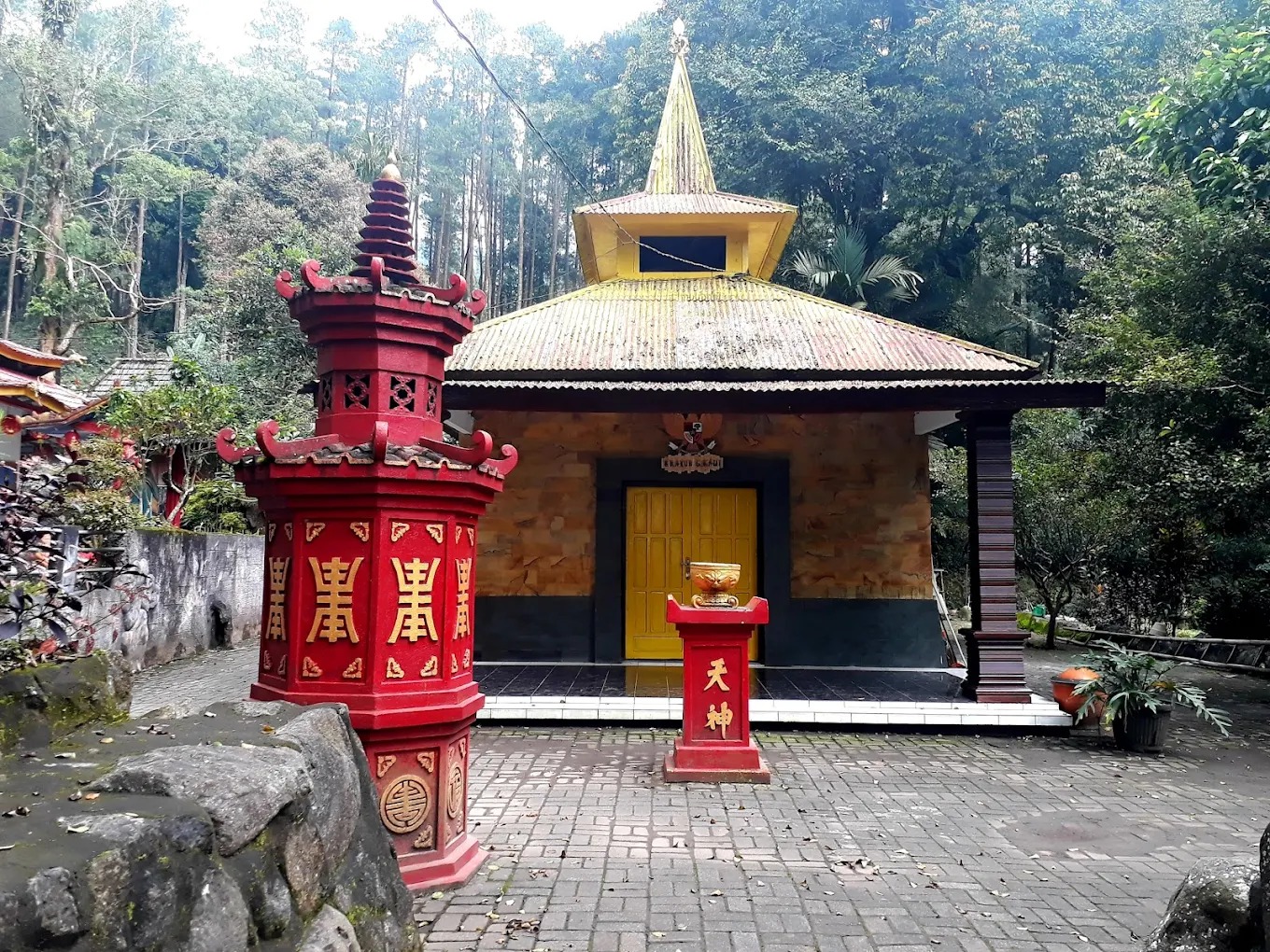 SEJUK: Kraton Gunung Kawi, destinasi spiritual sekaligus wisata alam yang sarat dengan suasana tenang.