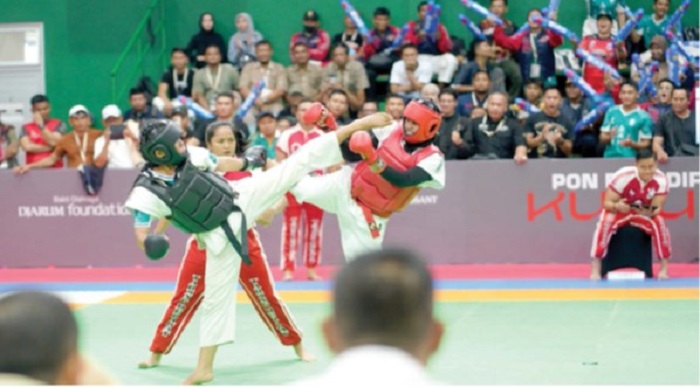 TIDAK MENYERAH: Vina Indah Permana (kiri) melakukan tendangan ke arah atlet Tarung Derajat Aceh dalam laga babak final PON Bela Diri 2025 di Djarum Arena, Kudus, 17 Oktober lalu.