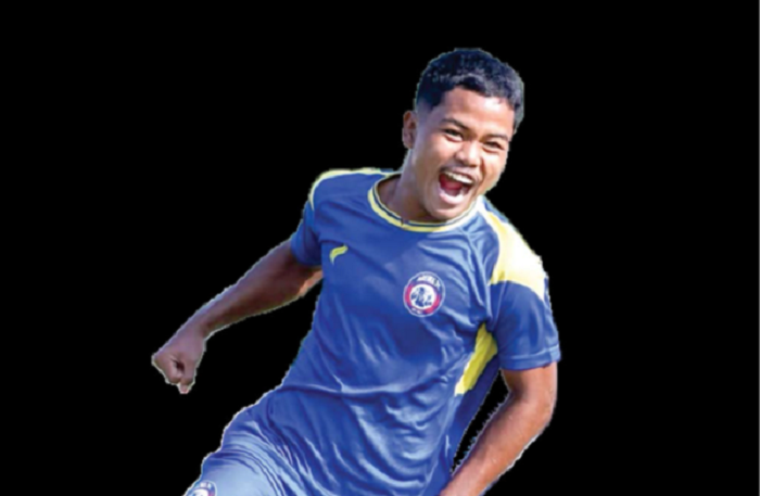 BANTU AREMA FC U-20: Agusti Ardiansyah berusaha mengejar bola dalam laga Arema FC U-20 melawan Persija Jakarta U-20 di ARG Soccer Field, Lawang.