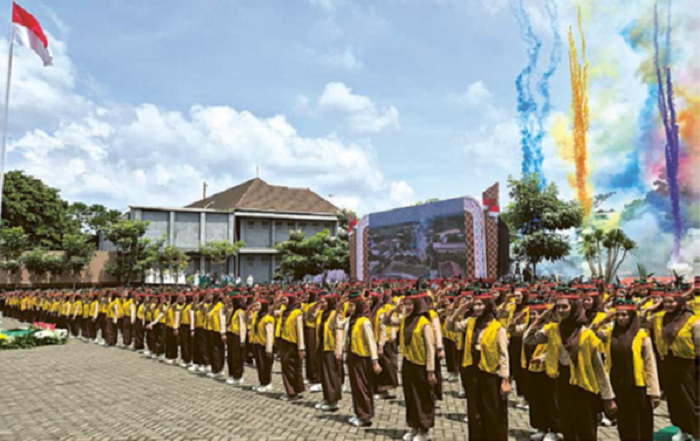 PENGINGAT SEJARAH: Ribuan santri, ulama, dan perwakilan pemerintahan menggelar Apel Peringatan Hari Santri Nasional di Ponpes An-Nur 2, Bululawang, kemarin.