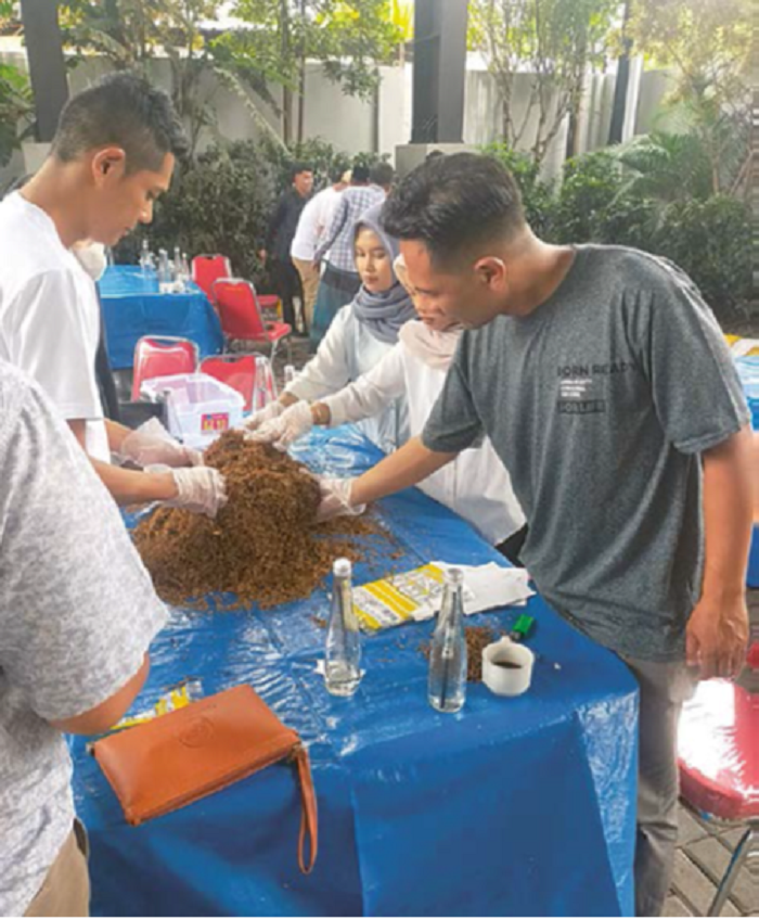 PELATIHAN LANJUTAN: Sejumlah peserta pelatihan grading dan blending tembakau menjalankan instruksi dari pemateri di Hotel Grand Miami, Kepanjen, kemarin.
