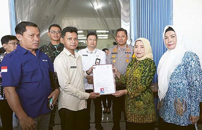 CEPA T: Wabup Malang Lathifah Shohib menyerahkan SLHS kepada Kepala SPPG Kendalpayak Andhika Maulana Nayotama, kemarin.