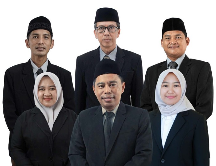 FOKUS PRESTASI: Kepala SMK Nusa Imron Syahroni SPd MPd (tengah, depan) bersama jajaran manajemen sekolah bertekad mewujudkan program sekolah untuk generasi emas 2045.