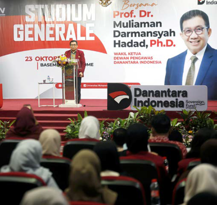 STIMULUS EKONOMI: Wakil Ketua Dewas Danantara Muliaman Darmansyah Hadad memberikan kuliah tamu di Universitas Muhammadiyah Malang kemarin (23/10).