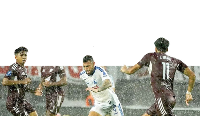 ON FIRE: Winger Arema FC Paulinho Moccelin (tengah) berusaha menerobos pertahanan PSM dalam laga BRI Super League pekan ke-9, 19 Oktober lalu.