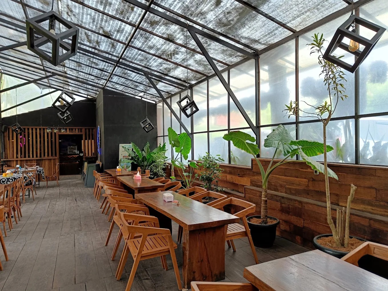 MENENANGKAN: Cafe Rumah Bunga, kafe yang menawarkan suasana alami yang menenangkan dengan panorama hutan pinus yang mengelilinginya.