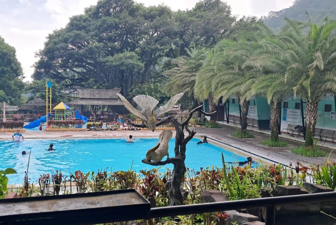 POPULER: Tirta Nirwana Songgoriti adalah tempat wisata air yang sangat populer di kawasan Batu.