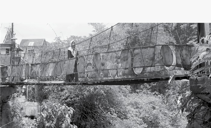 PEBATASAN: Jembatan gantung yang menghubungkan Desa Bakalankrajan, Kota Malang menuju Kampung Buwek, Kabupaten Malang menjadi jalur alternatif