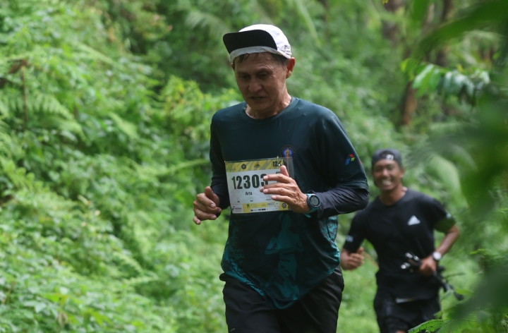 SEMANGAT: Perjuangan peserta UB Forest Trail Run melibas trek pegunungan.