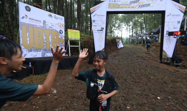 BELIA: Rayyan, 12, berhasil menaklukkan medan terjal dan licin di UB Forest Trail Run.