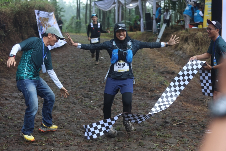 KERJA KERAS: Salah satu peserta UB Forest Trail Run saat menuntaskan lari hingga finish.