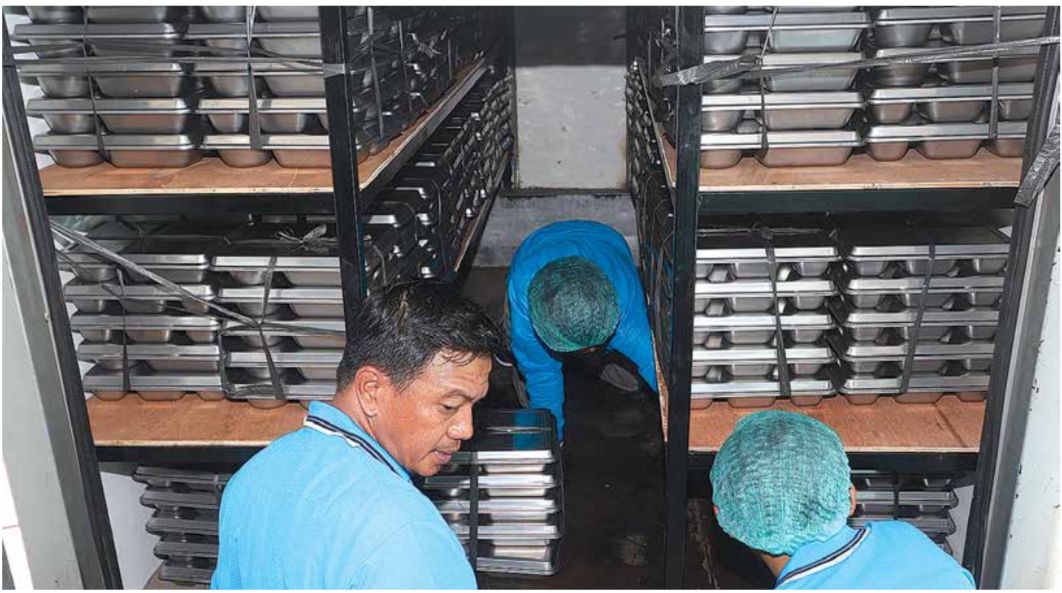 BUTUH TAMBAHAN: Petugas SPPG Morse menyiapkan menu MBG sebelum dikirim ke penerima. Jumlah dapur MBG di Kota Malang butuh tambahan hingga 68 unit.