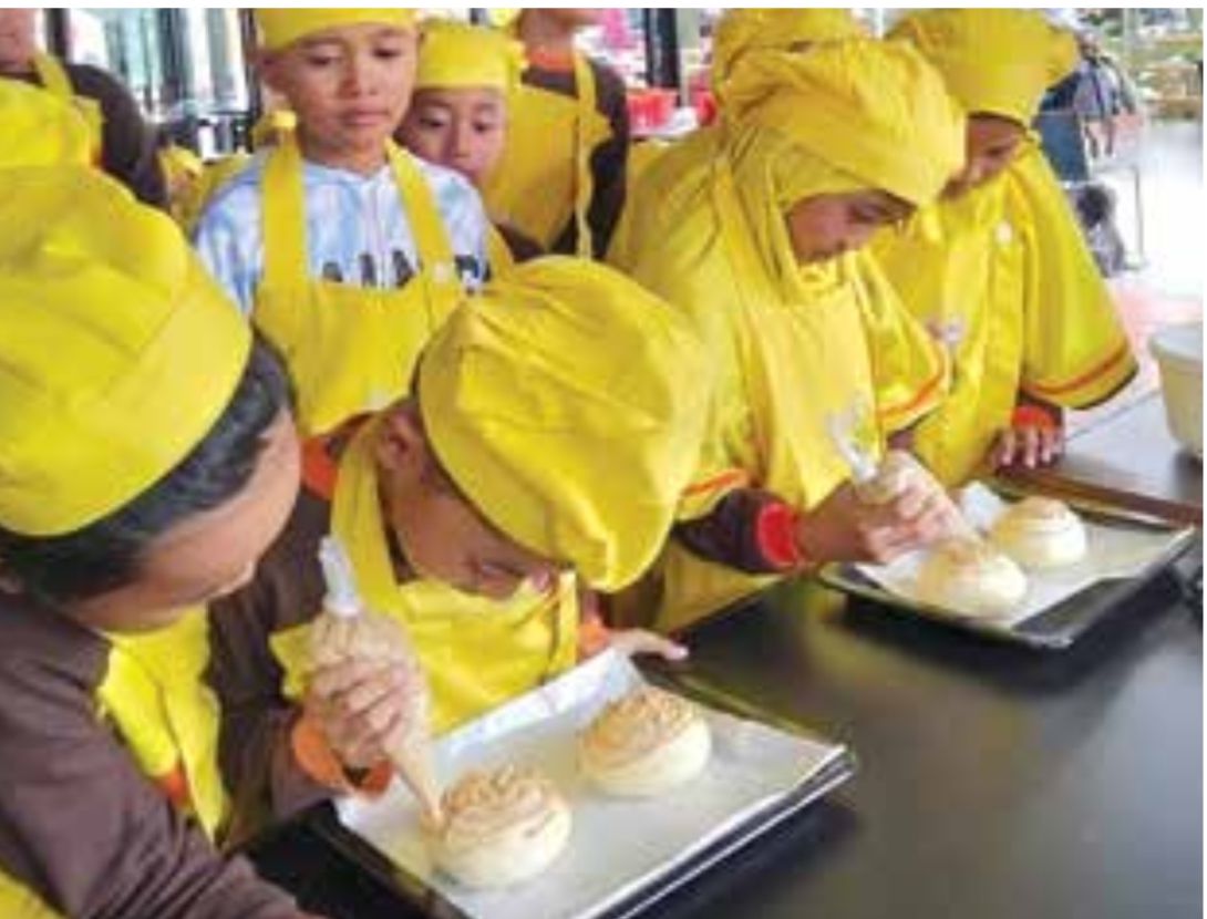 DAPAT PENGALAMAN BARU: siswa MI Manarul Islam mengikuti sesi cooking class membuat roti di Blitar Park pada 21 oktober lalu.
