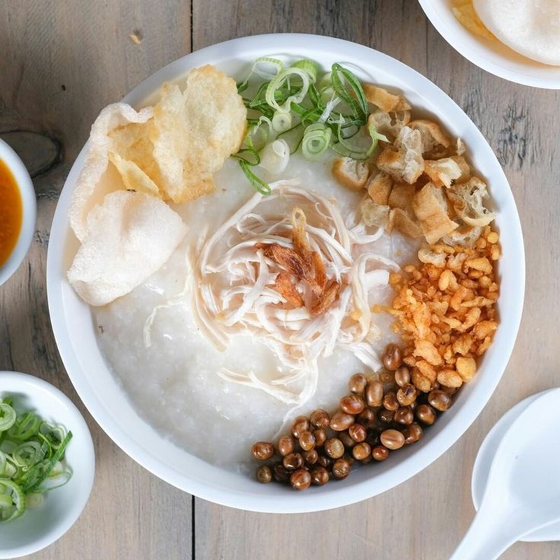 HANGAT: Bubur ayam  banyak topping yang bikin kenyang