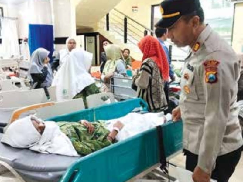 POLISI IKUT MENDALAMI: Kapolsek Kepanjen AKP Subijanto meninjau korban keracunan makanan di RSUD Kanjuruhan, Kamis sore (23/10).