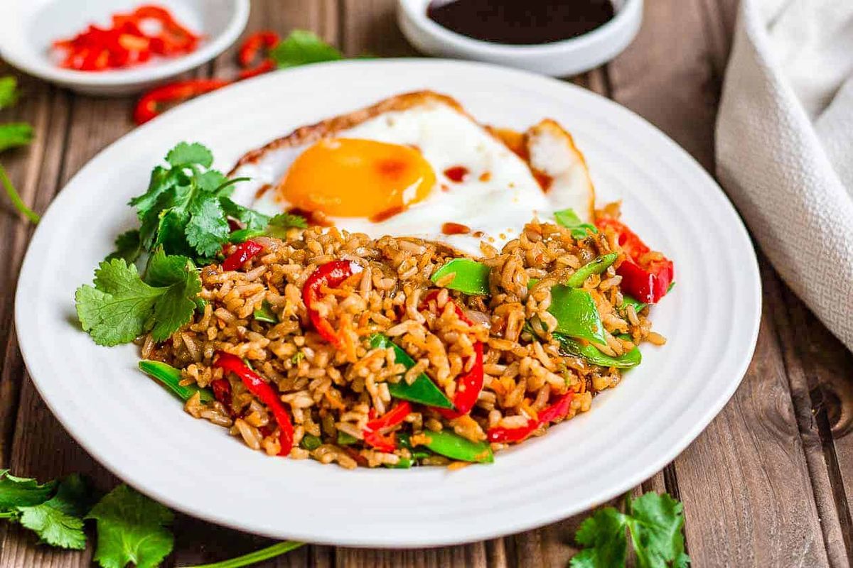 LEZAT: satu porsi nasi goreng lengkap dengan telur goreng yang menggugah selera