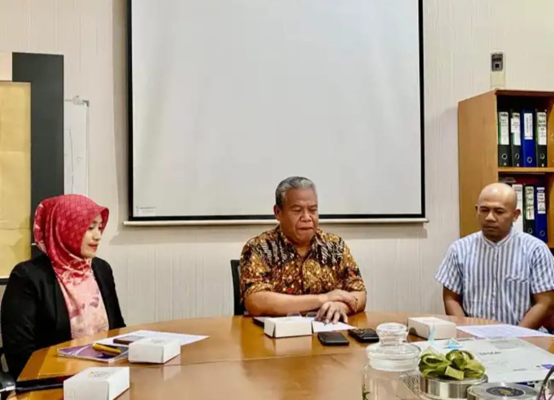 Dari kiri, Dr. Siti Mafulah, M.Pd Ketua Pelaksana Wisuda Semester Genap, Rektor Unikama, Dr Sudi Dul Aji MSi dan Fahmi Arif Zakaria, Kepala Bagian Humas Unikama.