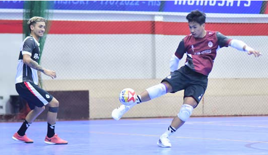 BISA BERMAIN: Angga Ariansyah melepaskan umpan panjang dalam  sesi internal game di unggul Sports Center.