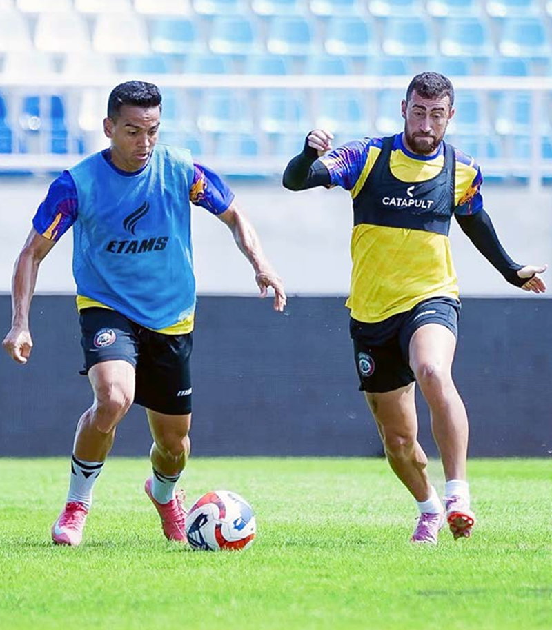 SALING SUPPORT: Valdeci Moreira (kiri) berusaha melewati Paulinho Moccelin dalam internal game di Stadion Kanjuruhan.