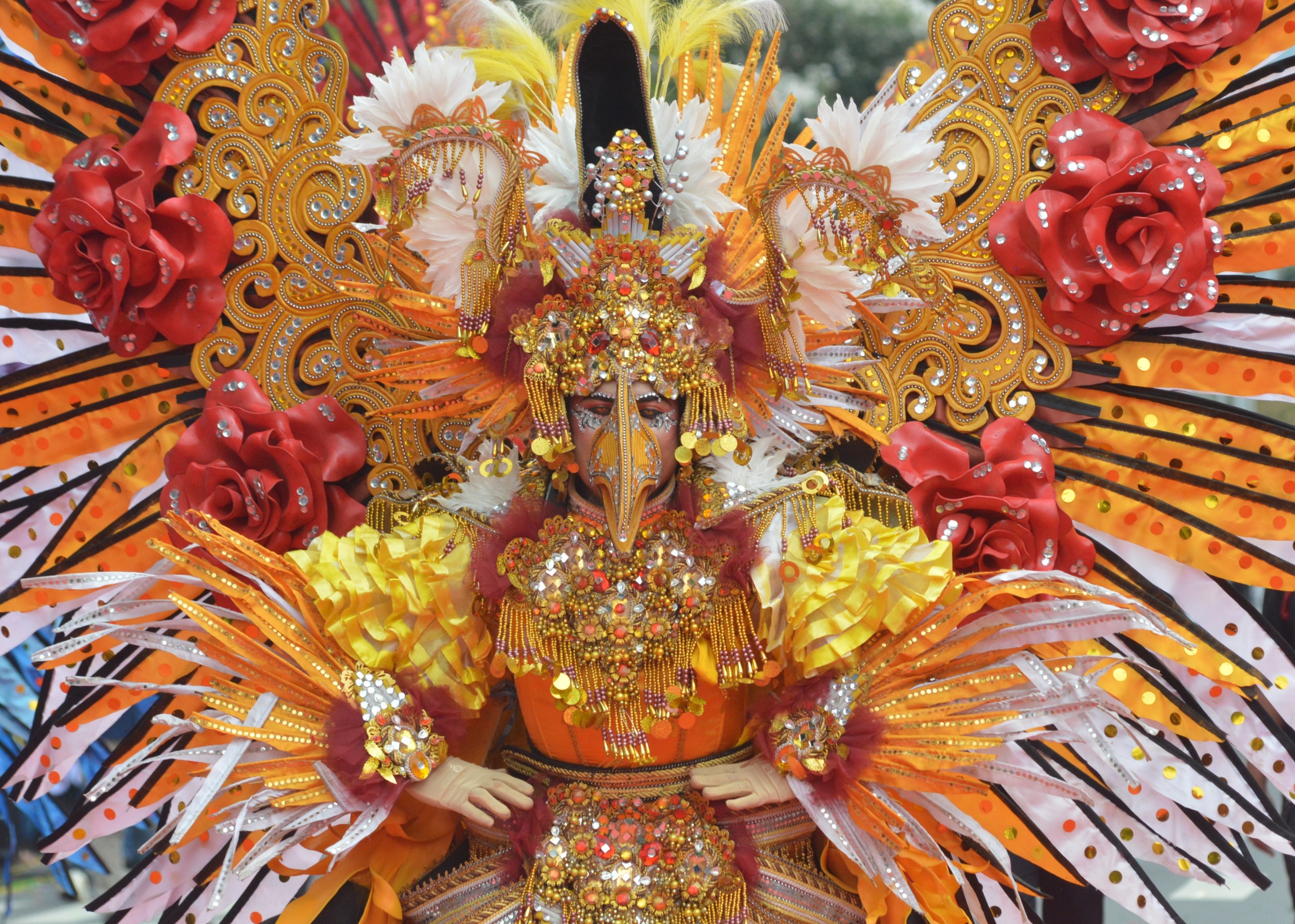CANTIK: Salah satu peserta Batu Art Flower Carnival memamerkan kostum bunga di depan panggung kehormatan kemarin (26/10).