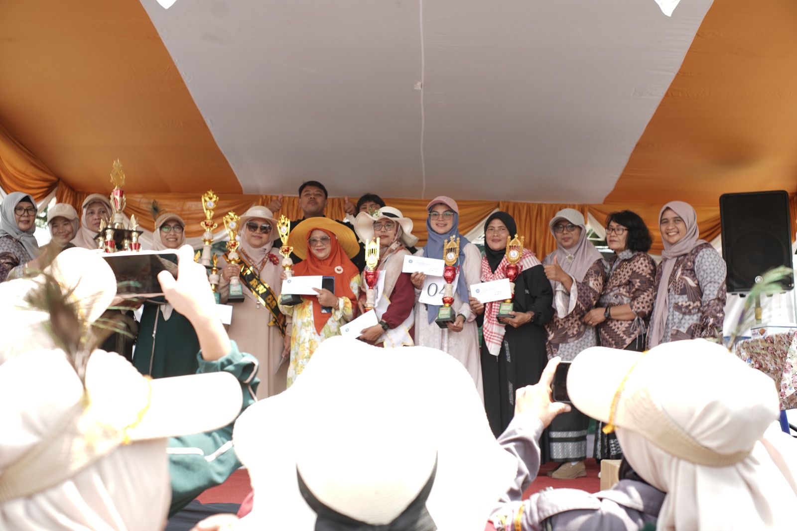 SERU: Para juara Gerak Jalan Indah saat menerima piala di panggung.