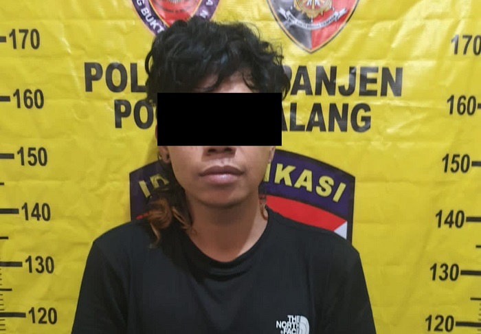 TERTANGKAP: Pelaku penusukan yang diamankan oleh polisi di Desa Brongkal, Kecamatan Pagelaran.