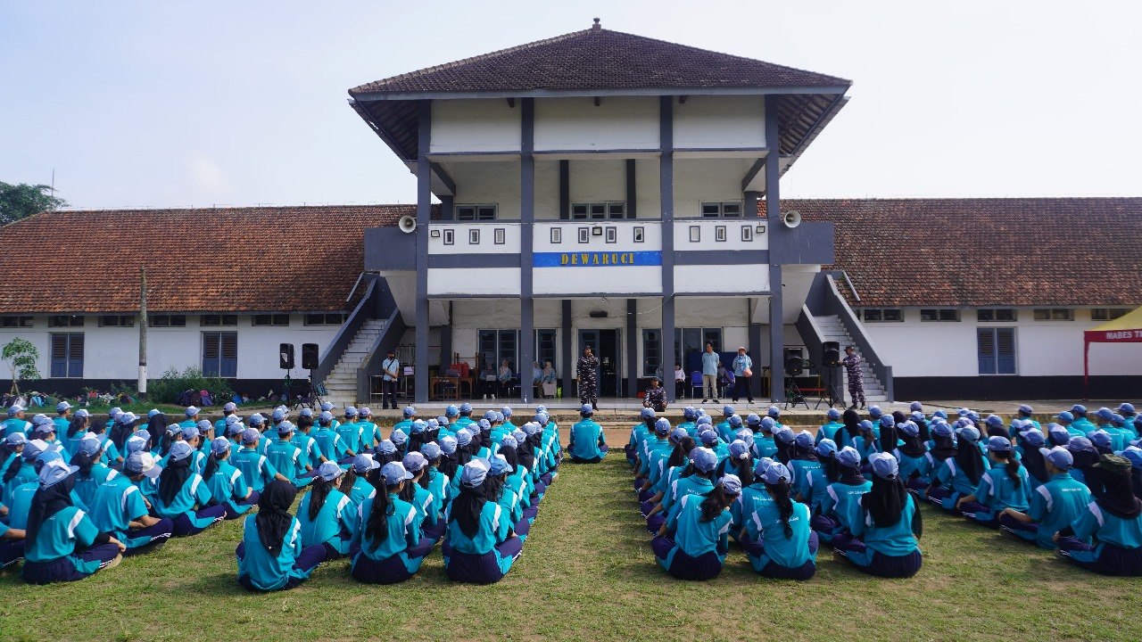 TERBAIK: Sebanyak 629 siswa SMKN 2 Malang mengikuti pelatihan baris berbaris (PBB) di lapangan Lanal Malang.