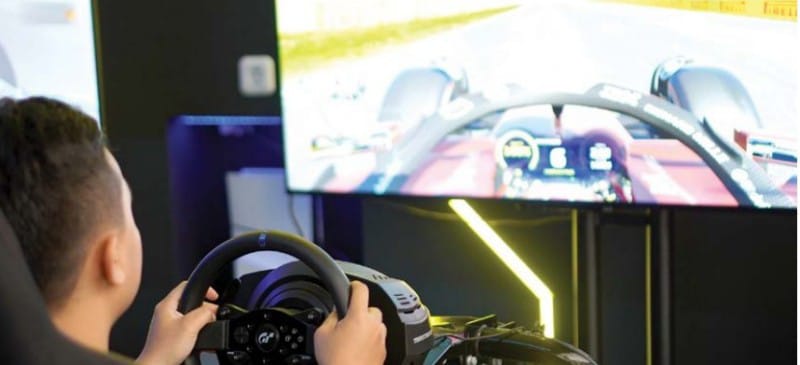 FOKUS: Peserta lomba sim racing menjajal langsung mobil F1 Scuderia Ferrari SF24.