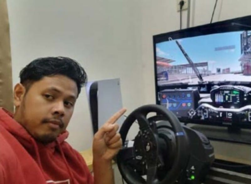 JADI HOBI SEKALIGUS CUAN: Caca Andreo melakukan live streaming di kanal YouTube-nya. Dari hobi simulasi balap, dia mampu meraup cuan tambahan.