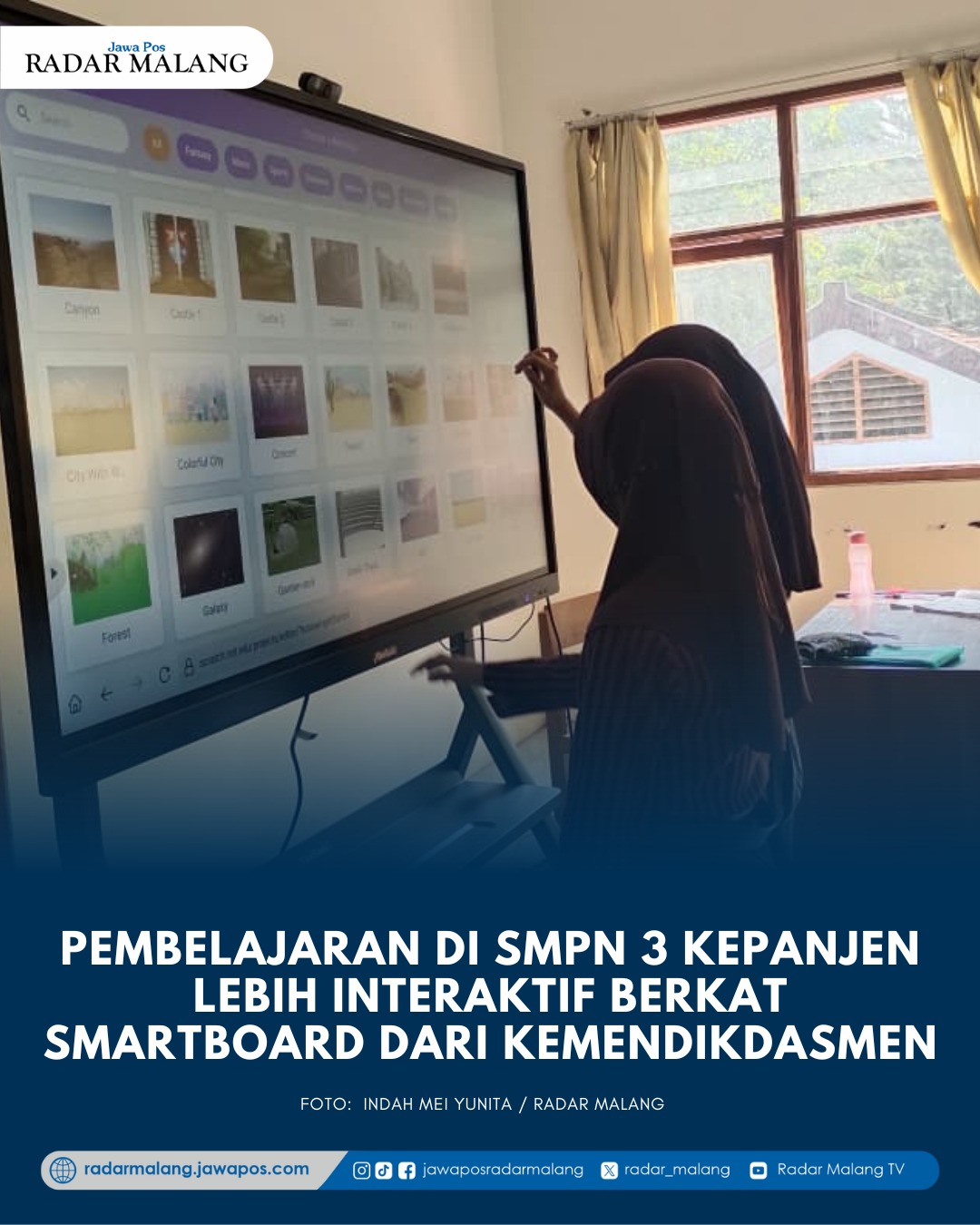 LEBIH MENARIK: Salah satu guru SMPN 3 Kepanjen mempraktikkan sistem operasional di papan interaktif. Sarana itu didapat dari Kemendikdasmen RI.
