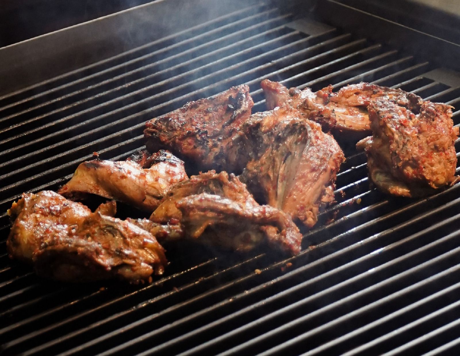 MENGGUGAH SELERA: Ayam Bakar Plekenut saat sedang dibakar.