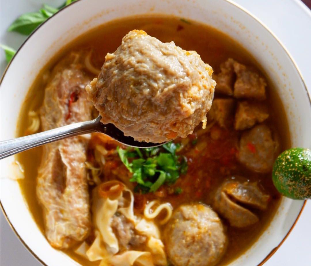 LEZAT PEDAS: Bakso kuah pedas favorit warga Malang.