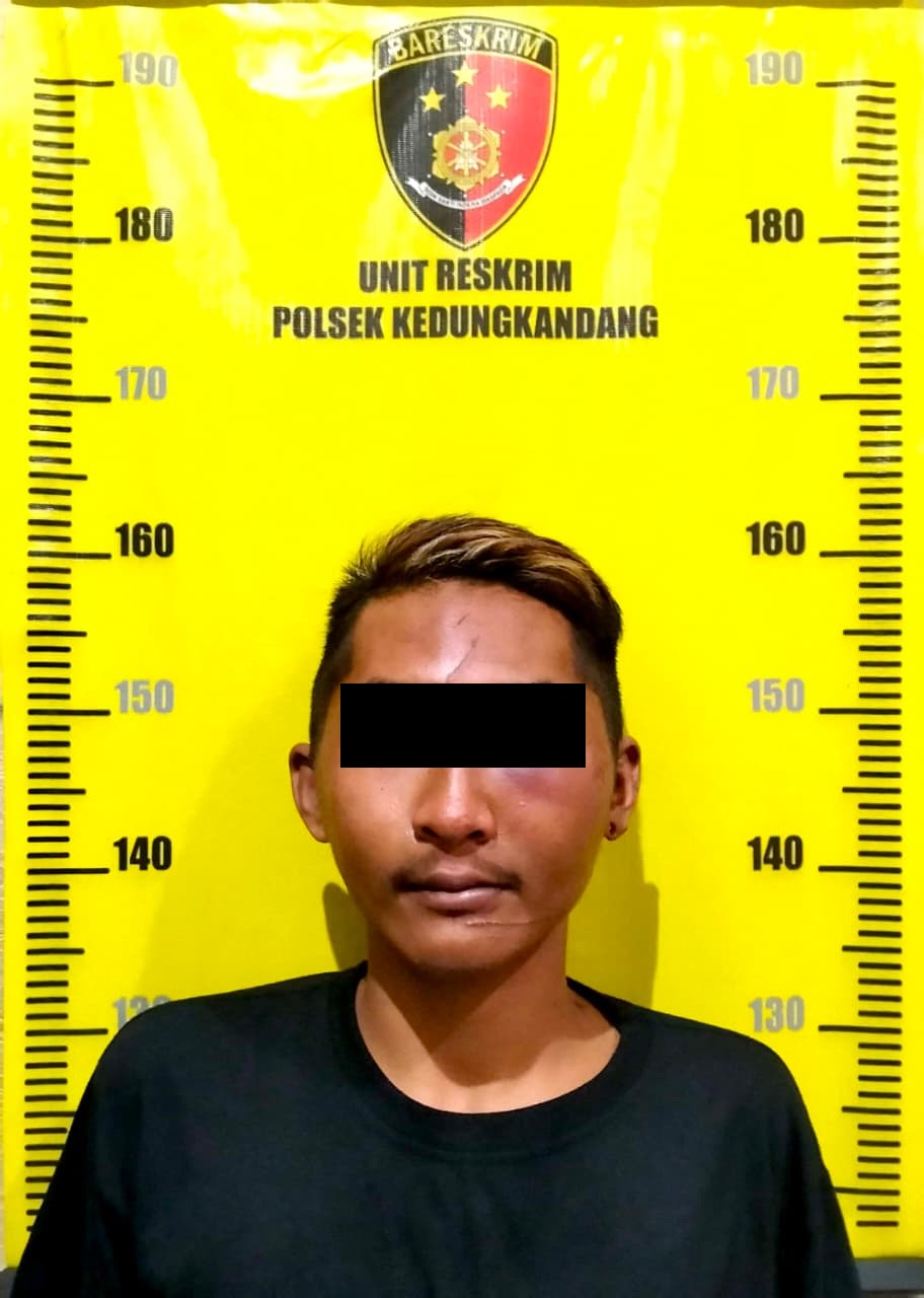 Diki Andika Prasetiawan digiring ke Polsek Kedungkandang setelah ketahuan mencuri Yamaha Mio di Madyopuro pada 22 Oktober lalu. (Polsek Kedungkandang for Radar Malang)