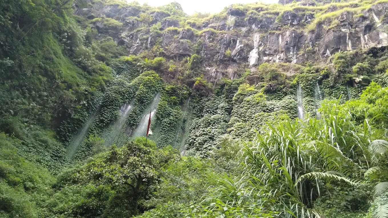 INDAH: Coban Sumber Pitu Pujon merupakan salah satu destinasi tersembunyi yang wajib dikunjungi pecinta alam.