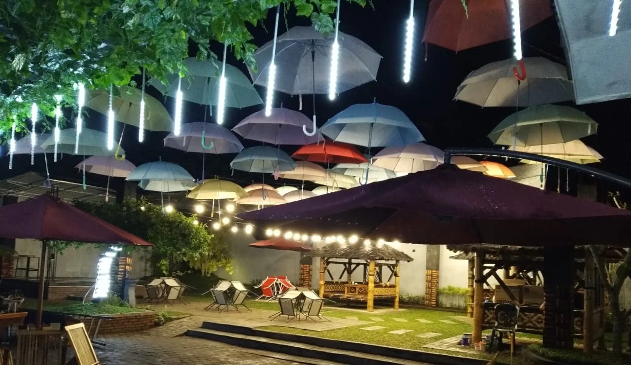 NYAMAN: Star Cafe & Resto cocok bagi kamu yang ingin nongkrong bareng teman di tempat dengan suasana alami dan nyaman.