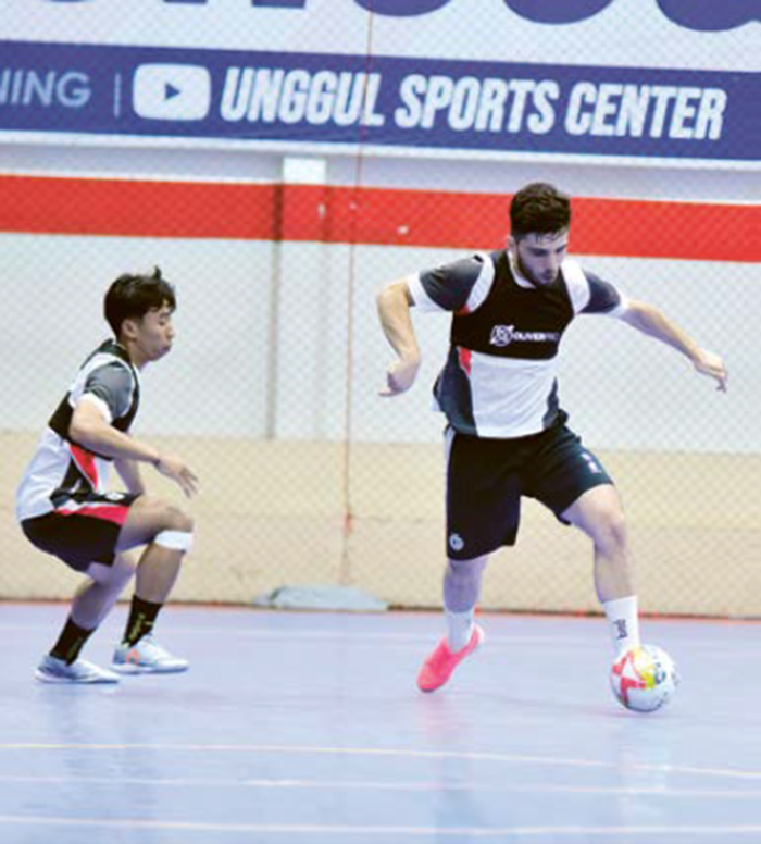 PASANG TARGET TINGGI: Farzad Mahmoodi (kanan) berusaha melewati Achmad Vicky dalam sesi latihan satu lawan satu di Unggul Sports Center, kemarin.
