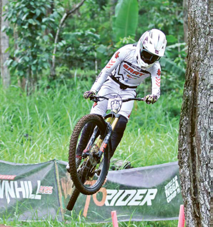 CIPTAKAN KEJUTAN: Pandu Satrio Perkasa berusaha menaklukkan track Klemuk Bike Park.