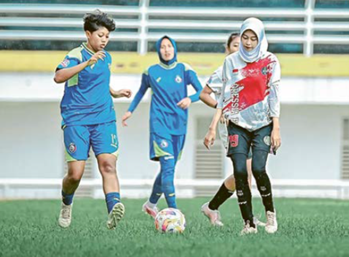 JAGA TRADISI: Devi Radina (kiri) menjadi salah satu pemain Arema FC Women yang bergabung dengan klub Timor Leste.