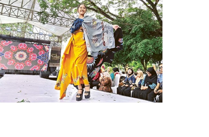 ANGGUN: Seorang model memperagakan busana Batik Kedungkandang dalam Festival Batik 2025 di pelataran GOR Ken Arok, kemarin (26/10)