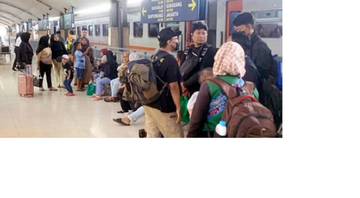 UTAMAKAN KESELAMATAN: Kedatangan empat kereta api (KA) jarak jauh di Stasiun Malang molor dari jadwal, kemarin (26/10).