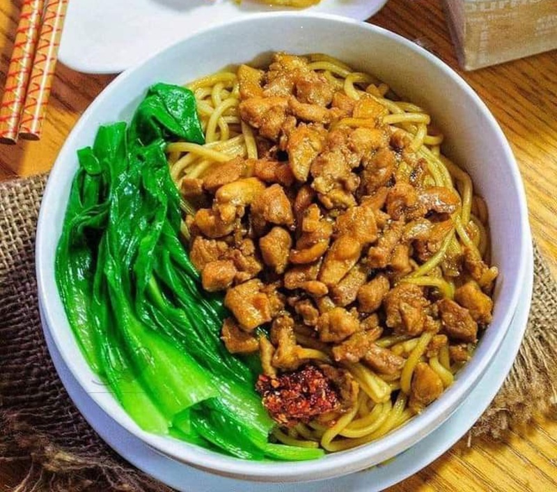 LEZAT: Mi ayam gurih dengan sayur pokcoy