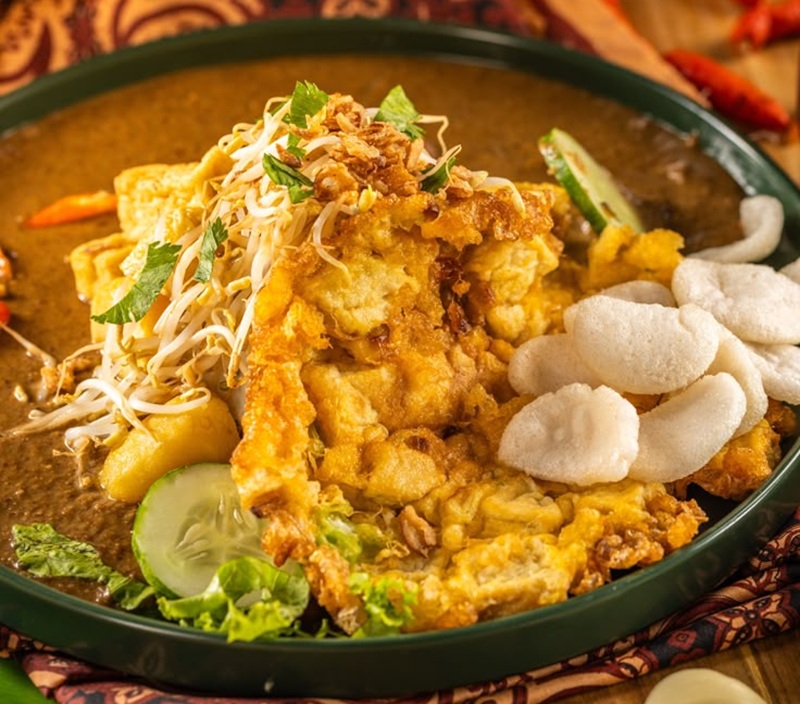 ENAK: Tahu telur bumbu nikmat dengan kerupuk