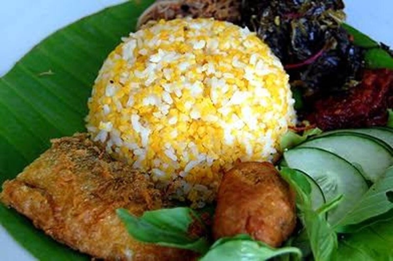 LEZAT: satu porsi nasi jagung yang menggugah selera