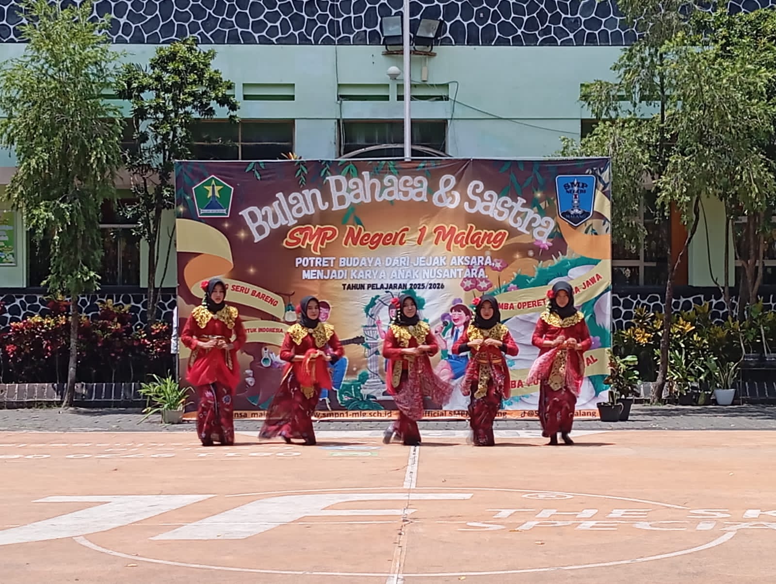 TERBAIK: Penampilan memukau dari para siswa saat BBS di SMPN 1 Malang.