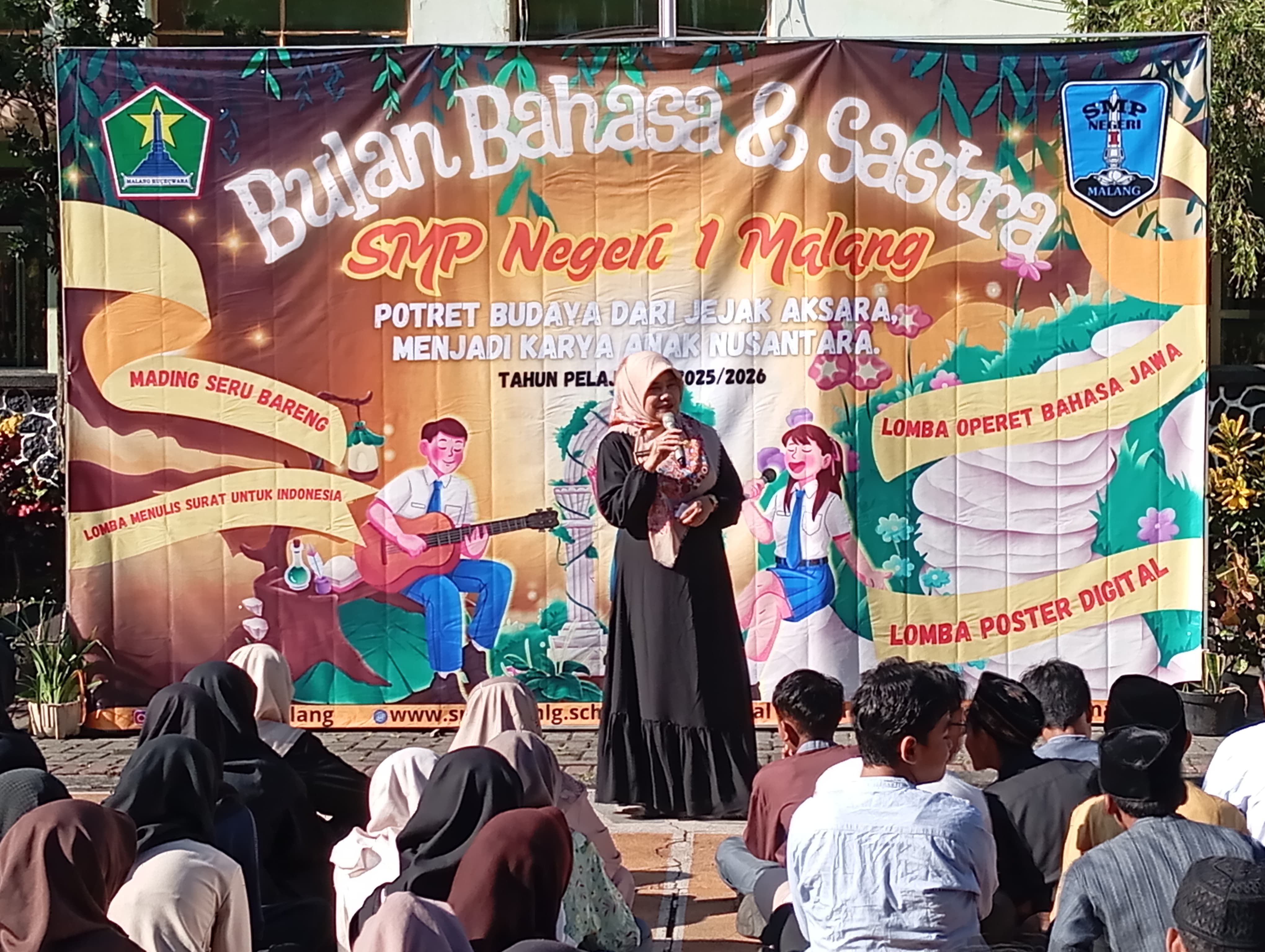 KREATIF: Kepala SMPN 1 Malang Risna Widyawati S Pd membuka peringatan Bulan Bahasa dan Sastra SMPN 1 Malang, pada 23-24 Oktober kemarin.