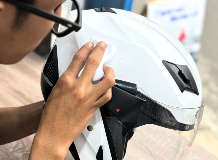 Ilustrasi mencuci helm